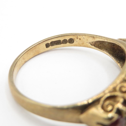 291 - 9ct gold garnet five stone boat ring (4g) size P