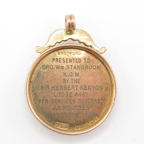 292 - 9ct gold pendant of cow with red enamel eyes presented to BRO.WM.STANBROOK K.O.M by the sir Herbert ... 