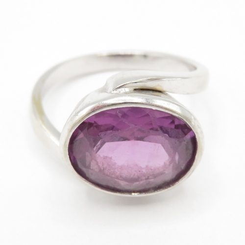300 - 9ct white gold oval amethyst ring with wrap around bezel (5.4g) size L 1/2