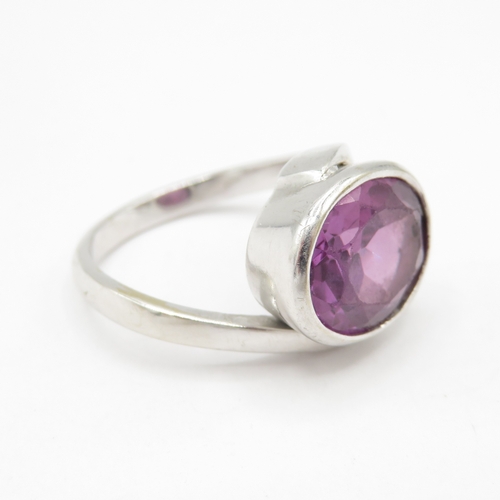300 - 9ct white gold oval amethyst ring with wrap around bezel (5.4g) size L 1/2