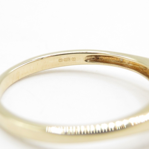 59 - 9ct gold synthetic sapphire ring (2.5g) size N 1/2