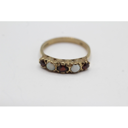 18 - 9ct gold garnet & opal five stone ring (2.8g) Size N