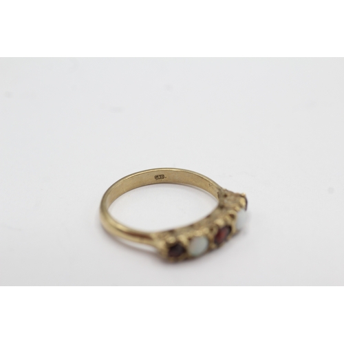 18 - 9ct gold garnet & opal five stone ring (2.8g) Size N