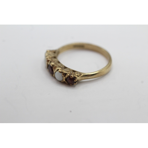18 - 9ct gold garnet & opal five stone ring (2.8g) Size N