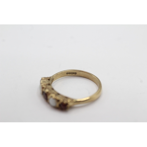 18 - 9ct gold garnet & opal five stone ring (2.8g) Size N