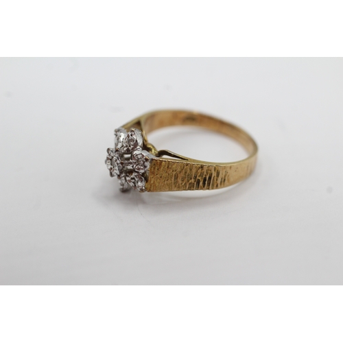33 - 9ct gold vintage diamond cluster ring (3g) Size L