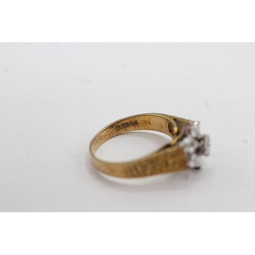 33 - 9ct gold vintage diamond cluster ring (3g) Size L