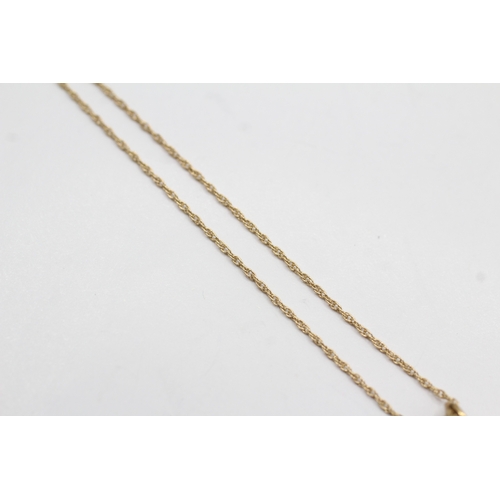 5 - 9ct gold blue topaz pendant necklace (3.2g)