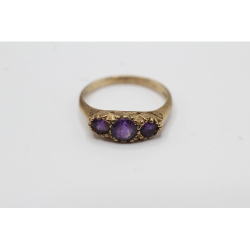 52 - 9ct gold amethyst trilogy ring (2g) Size M