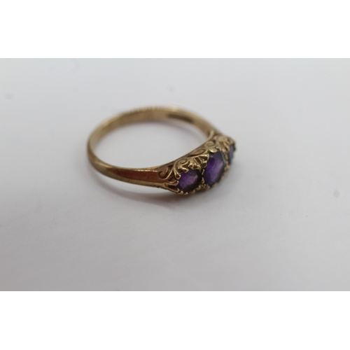 52 - 9ct gold amethyst trilogy ring (2g) Size M