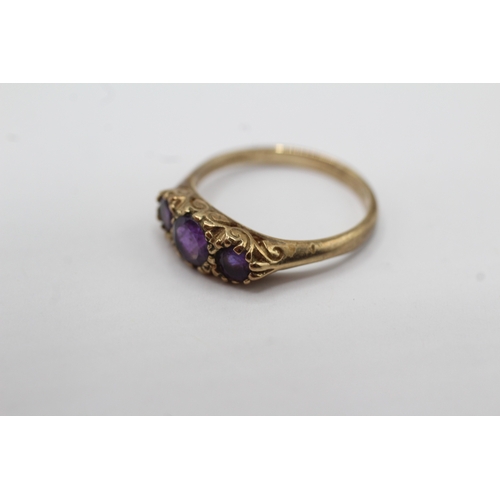 52 - 9ct gold amethyst trilogy ring (2g) Size M