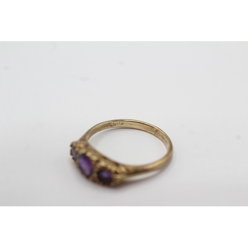 52 - 9ct gold amethyst trilogy ring (2g) Size M