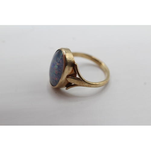 54 - 9ct gold opal triplet dress ring (3.1g) Size K