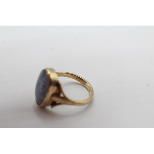 54 - 9ct gold opal triplet dress ring (3.1g) Size K