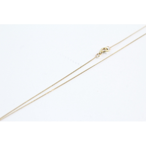 60 - 9ct gold blue topaz cluster pendant necklace (2g)