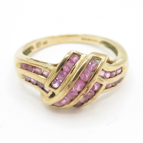 141 - 9ct gold pink sapphire dress ring (2.9g) Size O