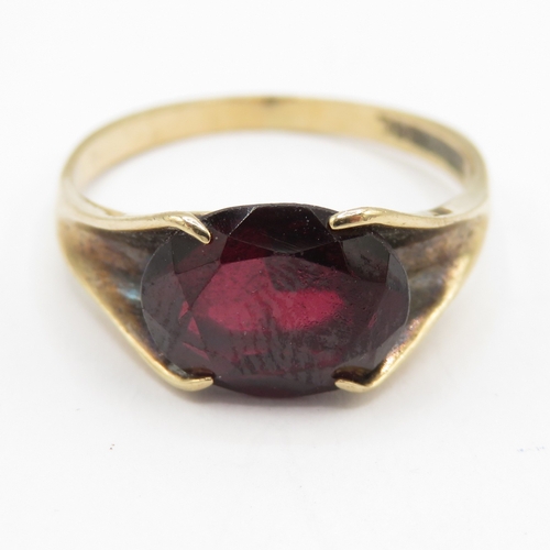 147 - 9ct gold vintage garnet set cocktail ring (2.5g) Size O