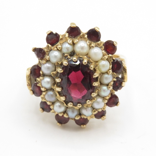 9ct gold garnet split pearl cluster ring (5.4g) Size L