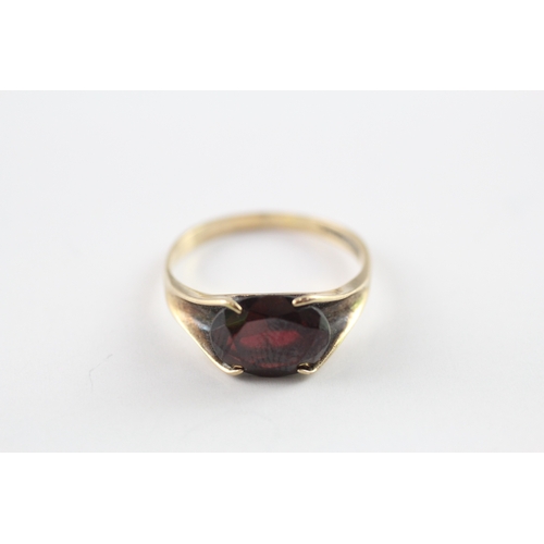 147 - 9ct gold vintage garnet set cocktail ring (2.5g) Size O