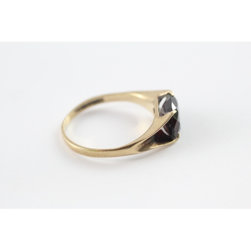 147 - 9ct gold vintage garnet set cocktail ring (2.5g) Size O