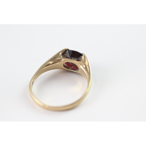 147 - 9ct gold vintage garnet set cocktail ring (2.5g) Size O