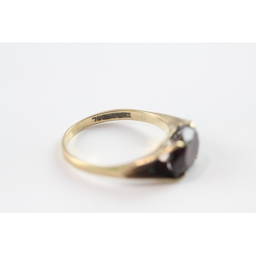 147 - 9ct gold vintage garnet set cocktail ring (2.5g) Size O
