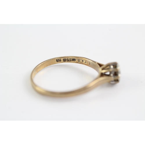 316 - 9ct gold diamond cluster ring (2g) Size R