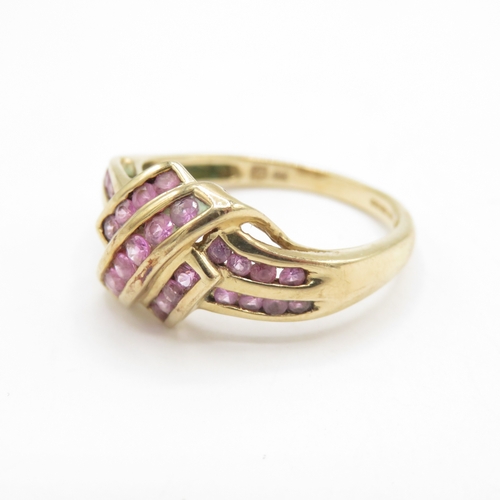 141 - 9ct gold pink sapphire dress ring (2.9g) Size O