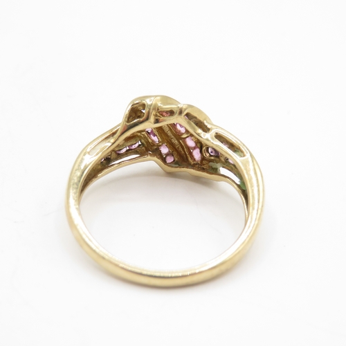 141 - 9ct gold pink sapphire dress ring (2.9g) Size O