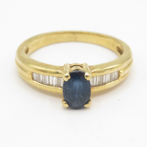 204 - 18ct gold ring with central sapphire and diamond shoulders (3.5g) Size L