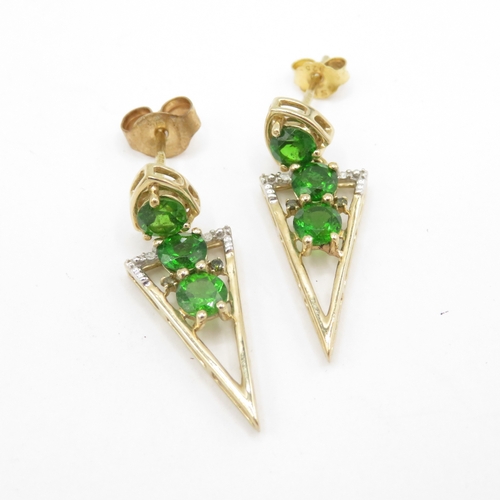 236 - 9ct gold diopside drop earrings (2.6g)