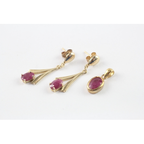 242 - 2x 9ct gold ruby drop earrings and pendant set (2.1g)