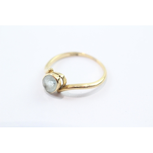 42 - 18ct gold oval cut aquamarine set bypass ring (1.9g) Size M