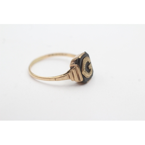 16 - 9ct gold black onyx initial 'G' signet ring (2g) Size Q