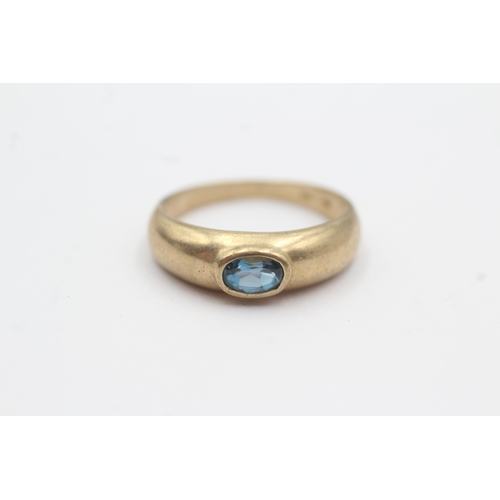 54 - 9ct gold blue topaz ring (2.8g) Size P 1/2