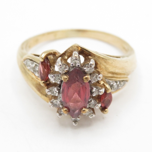 9ct gold diamond and garnet cluster ring  (3.9g) Size O
