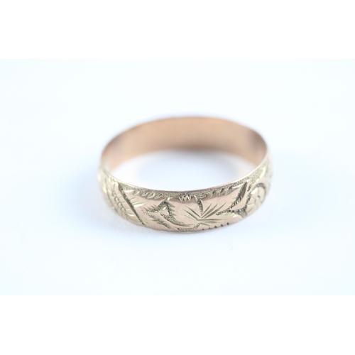 8 - 9ct gold antique foliate patterned wedding band (3.1g)