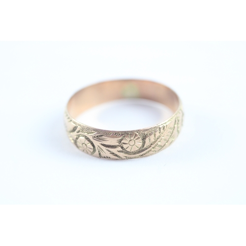 8 - 9ct gold antique foliate patterned wedding band (3.1g)