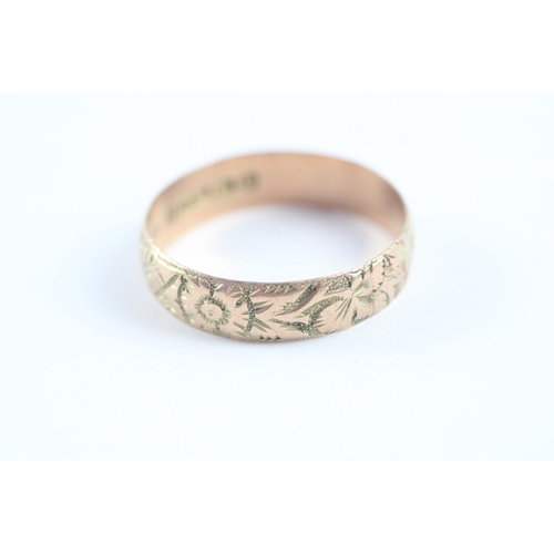 8 - 9ct gold antique foliate patterned wedding band (3.1g)