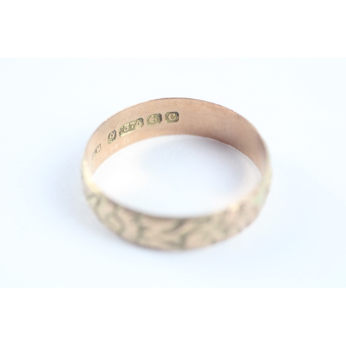 8 - 9ct gold antique foliate patterned wedding band (3.1g)