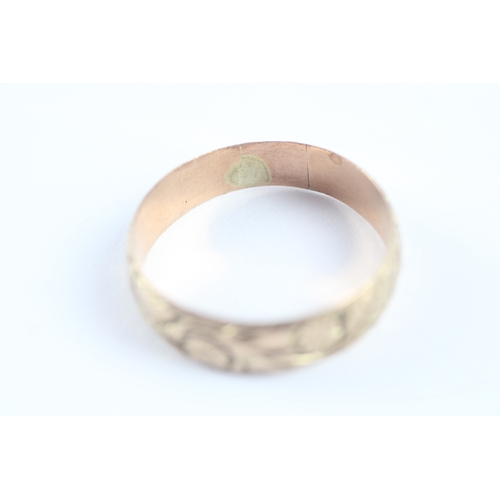 8 - 9ct gold antique foliate patterned wedding band (3.1g)