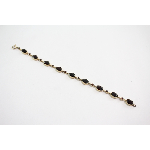 36 - 9ct gold garnet link bracelet (7.5g)