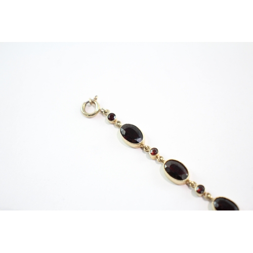 36 - 9ct gold garnet link bracelet (7.5g)