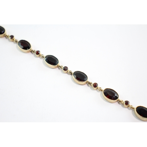 36 - 9ct gold garnet link bracelet (7.5g)