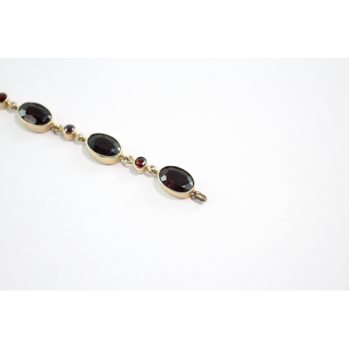 36 - 9ct gold garnet link bracelet (7.5g)