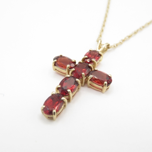 21 - 9ct gold garnet cross pendant necklace (2.5g)