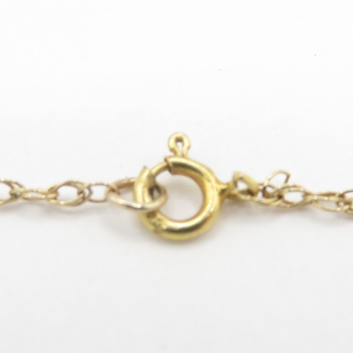 21 - 9ct gold garnet cross pendant necklace (2.5g)