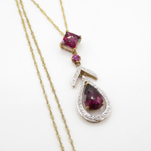 197 - 9ct gold garnet and diamond pendant on chain (3.5g)