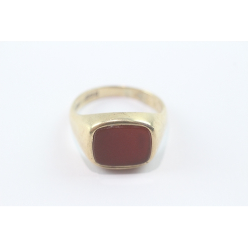 11 - 9ct gold carnelian signet ring (5.3g) Size O 1/2