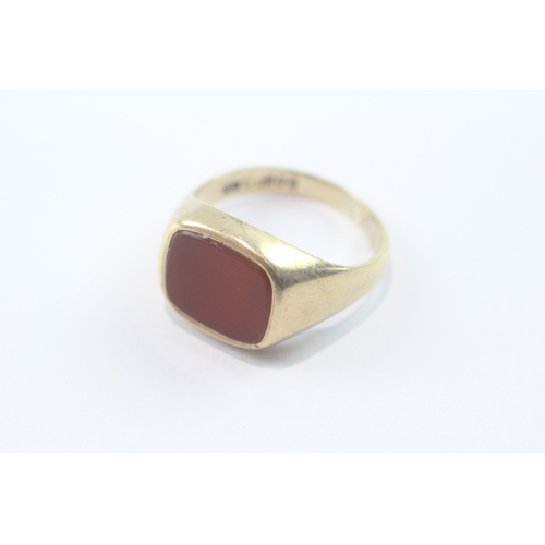 11 - 9ct gold carnelian signet ring (5.3g) Size O 1/2